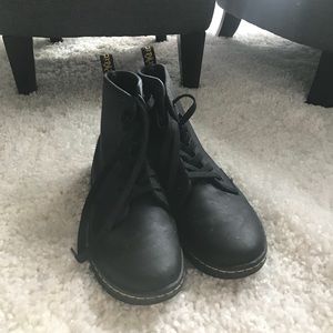 Dr. Martens Shoreditch Boots